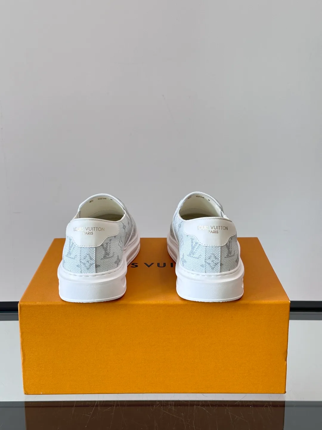 Men's shoes 💰p360 "LOUIS VUITTO＊" Classic presbyopic slip-on loafers are made of classic Damier Gra men's shoes 💰phite canvas, with LV logo embellishment on the shoe body, leather straps decorated with LV metal logo buckles, smooth calf leather trim, and Monogram flower rubber outsole, full of youthful vitality and elegance. Blake craftsmanship and hand-stitched uppers cleverly establish recognition, and the standard sheepskin lining provides a comfortable and soft foot feel! Size: 38-44